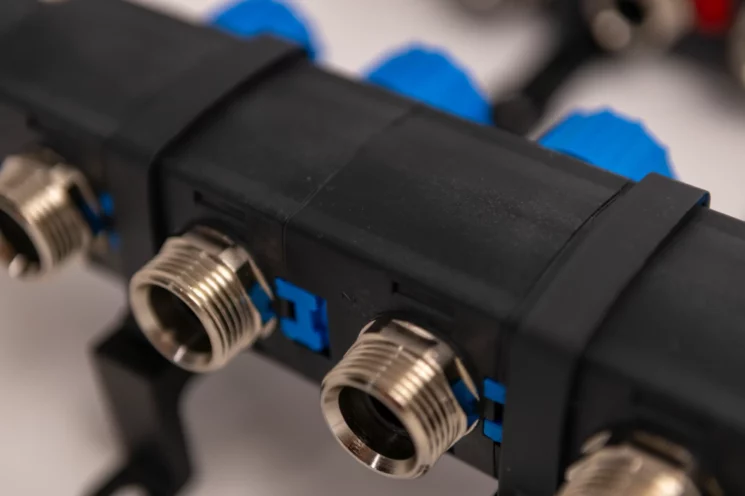 Screw & Lock kunststof vloerverwarming verdeler - close up groepsaansluiting