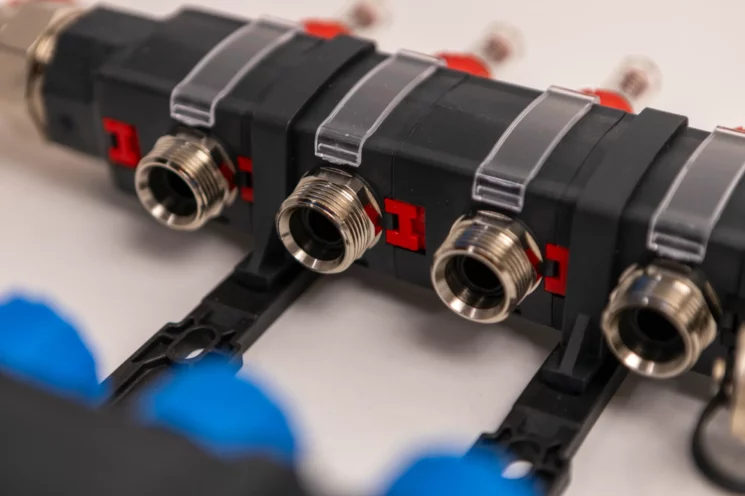 Screw & Lock kunststof vloerverwarming verdeler - close up groepsaansluiting