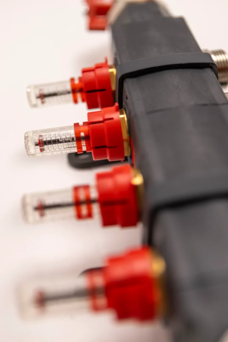 Screw & Lock kunststof vloerverwarming verdeler - close up flowmeters